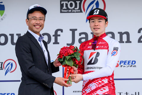 Mayor SATO Takeshi of Iida City and KOJIMA Naoki (Team Bridgestone Cycling)